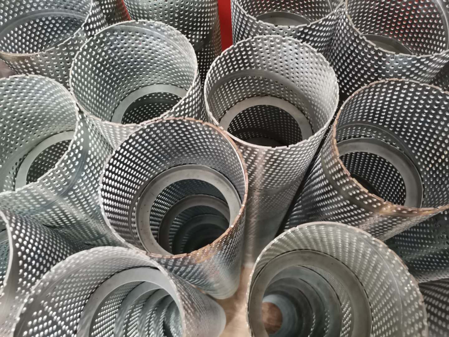 不銹鋼沖孔螺旋焊接管沖孔濾芯。